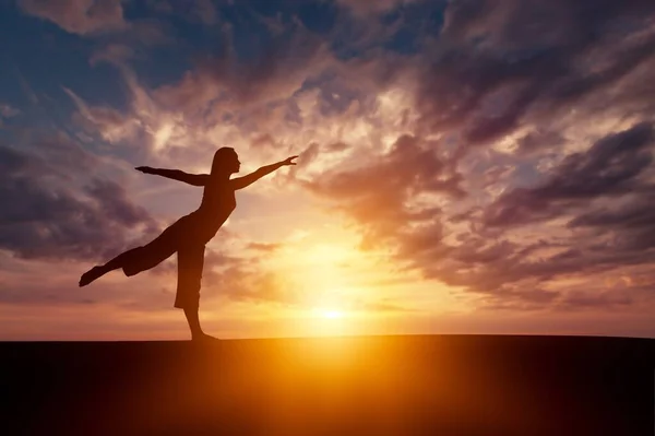 Dunkles Porträt Einer Frauensilhouette Beim Yoga Bei Sonnenuntergang Berg — Stockfoto