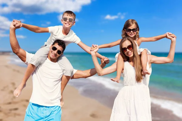 Jovem Família Feliz Com Crianças Nas Férias Praia — Fotografia de Stock