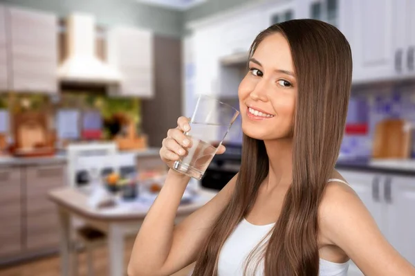 Líquido Saludable Hermosa Morena Mujer Agua Potable Vidrio Cocina — Foto de Stock