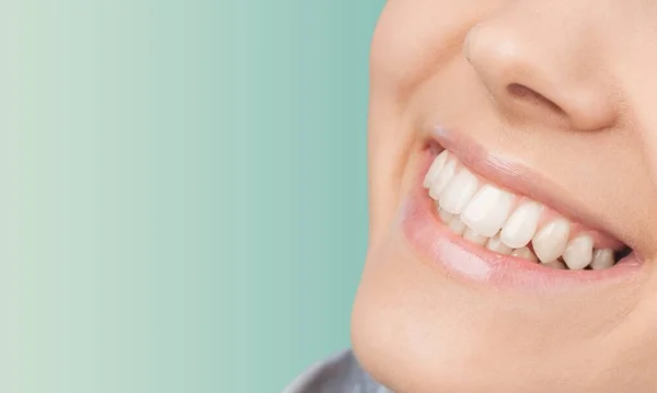 Hermosa Sonrisa Mujer Joven Con Dientes Blancos Saludables Sobre Fondo — Foto de Stock