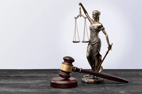 Концепція Правового Права Статуя Леді Справедливість Вагами Столі — стокове фото