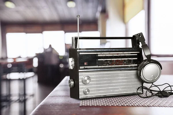 Ένα Παλιό Ραδιόφωνο Vintage Δέκτη Ένα Ξύλινο Τραπέζι — Φωτογραφία Αρχείου