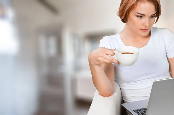 Junge Frau Sitzt Tisch Und Trinkt Kaffee — Stockfoto