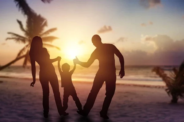 Молодая Счастливая Семья Гуляет Пляжу Закате — стоковое фото