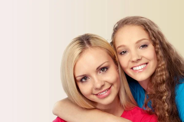 Feliz Madre Hija Sonriendo Pie Abrazándose Sobre Fondo —  Fotos de Stock