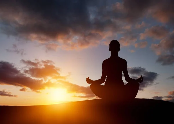 Donker Portret Van Een Vrouw Silhouet Doet Yoga Bij Zonsondergang — Stockfoto