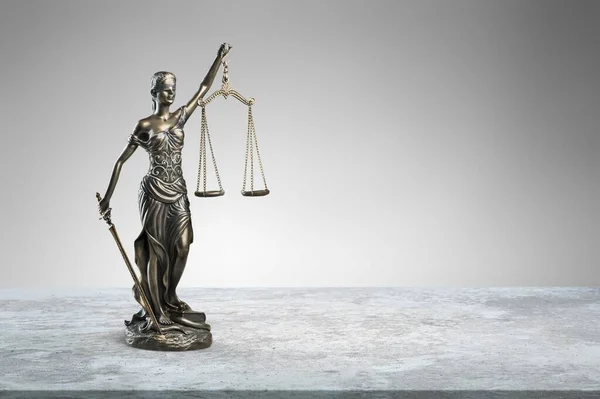 Juridisch Concept Standbeeld Van Lady Justice Met Weegschalen Een Bureau — Stockfoto