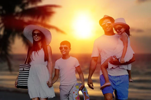 Νεαρή Ευτυχισμένη Οικογένεια Περπατά Στην Παραλία Ηλιοβασίλεμα — Φωτογραφία Αρχείου