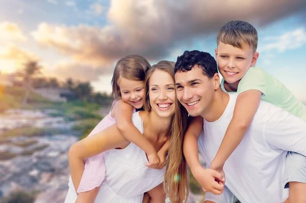 Νεαρή Ευτυχισμένη Οικογένεια Παιδιά Στις Διακοπές Στην Παραλία — Φωτογραφία Αρχείου
