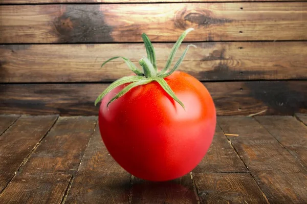 Φρέσκο Ώριμο Κόκκινο Λαχανικό Ντομάτας Στο Γραφείο — Φωτογραφία Αρχείου