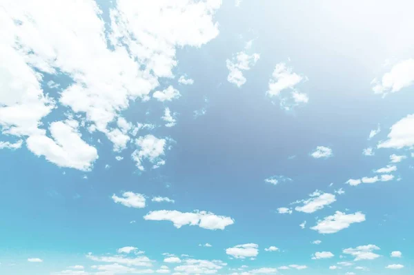 Голубое Небо Фоне Белых Облаков Летнее Небо Яркий Расчищающий День — стоковое фото