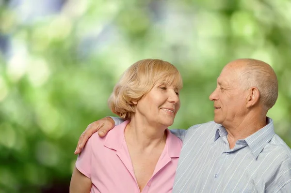 Retrato Una Hermosa Pareja Ancianos Posando Fondo Del Parque — Foto de Stock