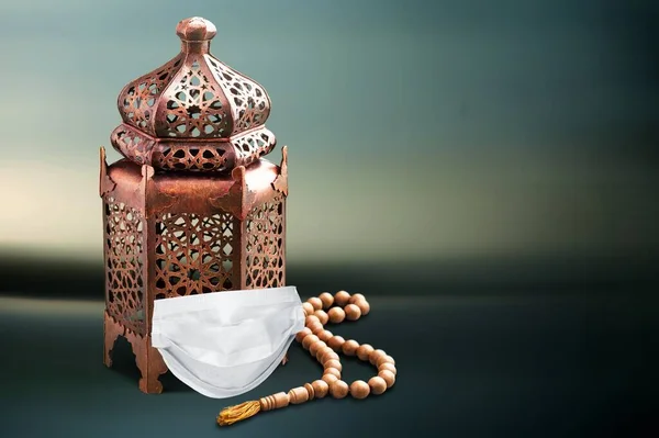 Мусульманский Праздник Сияющим Фонарем Медицинской Маской Празднование Рамадана Карантине — стоковое фото