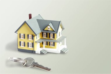Minyatür ev ve anahtar. Ev konsepti kirala