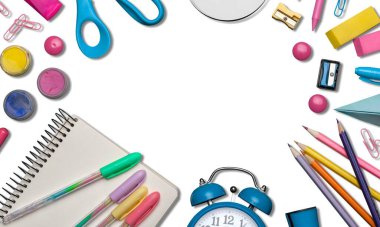 Okula geri dön. Metin için yeri olan okul malzemelerinin çerçevesi.