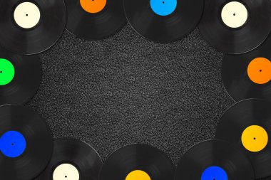 Arka planda çok renkli plaklar var. Retro ya da müzik konsepti