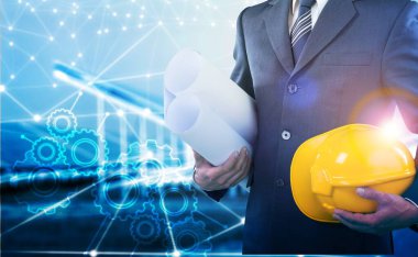 Erkek sanayi, elektrik mühendisi, miğferi ve planları elinde, ağ geçmişi var..