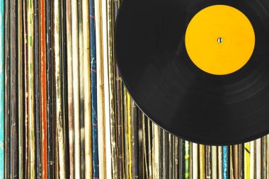 Plak koleksiyonu ile eski retro vinil kayıt