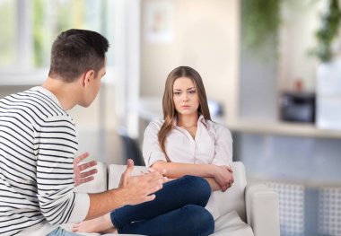 Genç evli çift ilişki sorunları yaşıyor, boşanmış, yorgun.
