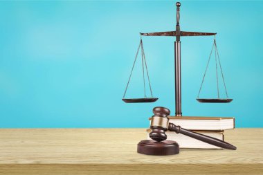 Adalet pulları, kitaplar ve masa üzerinde ahşap tokmak. Adalet kavramı