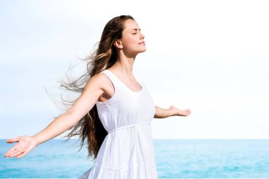 kadın su deniz kenarında açık silah ve saçlarında rüzgar ile yaz özgürlük zevk plaj rahatlatıcı. karma yarış yaz beyaz kız Asya seyahat tatil tatil dışında.