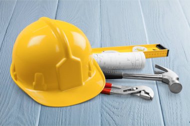 Araçlarla izole edilmiş sert şapka ve beyaz üzerine plan