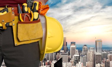 Marangoz Aletleri Giyen Müteahhit Adam