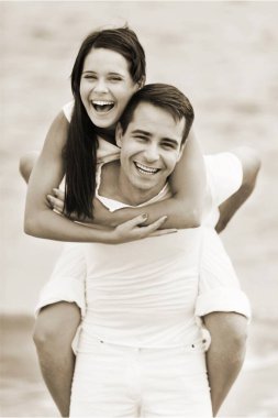 Plajda eğlenmek bir çift portresi