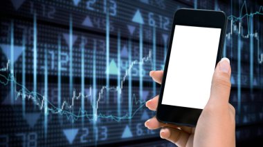 Boş ekranlı akıllı telefon. Bir adam fiyat tablosunu analiz eder.