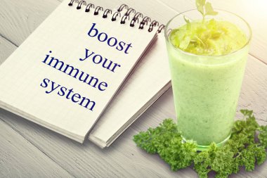 Bir bardak taze, yeşil, sebze suyu, sağlıklı yaşam tarzı ve refah konsepti.