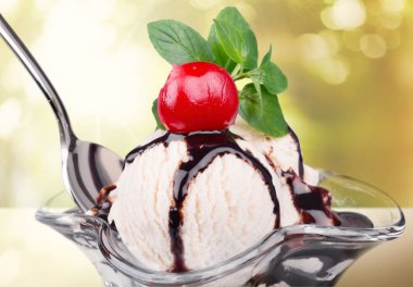 Dondurma kaşık toz vanilya, çikolata ile ve berry kaşık toz ve tepesi