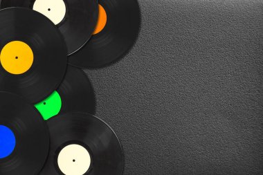 Arka planda çok renkli plaklar var. Retro ya da müzik konsepti