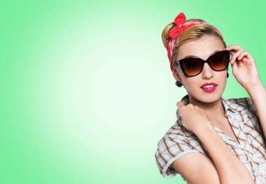 Büyüteç, pin-up tarzı, beyaz üzerine genç mutlu seksi kadın portresi ile pinup kız