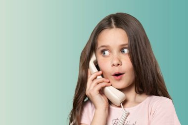 Arka planda poz veren sevimli küçük kız.