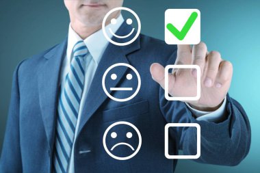İşadamı mutlu simgeyle reyting veriyor