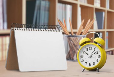 Yeni 2021 takvim ay sayfası ahşap masada tarih ve antika saati gösteriyor