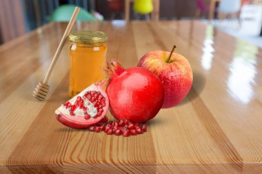 Tatlım, nar ve elma. Rosh hashanah Yahudi Yeni Yıl tatili konsepti masanın üstünde.