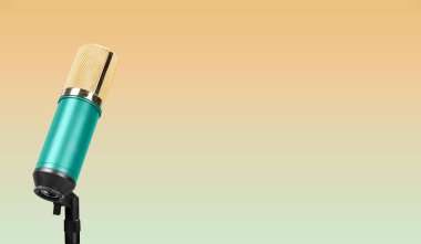 Stüdyo mikrofonu, podcast ve sunum için arka plan kavramına karşı mikrofon standında