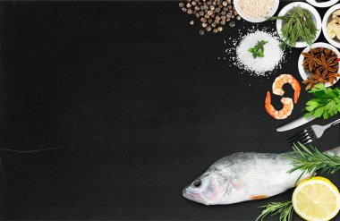 Karanlık vintage zemin üzerine lezzetli taze balık. Balık aromatik otlar, baharatlar ve sebzeler - sağlıklı gıda, diyet veya pişirme kavramı ile