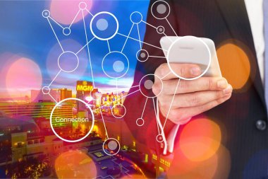 Fintech bilgi simgesine sahip akıllı telefon kullanan bir işadamı