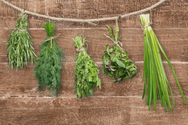 Baharatlı otlar, kekik, fesleğen, kekik, maydanoz, adaçayı ve biberiye sallanıyor ve kuruyor.