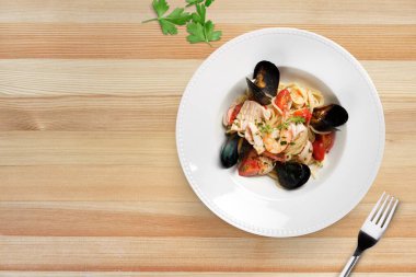 Beşamel soslu spagetti. Deniz ürünleri kremalı spagetti..