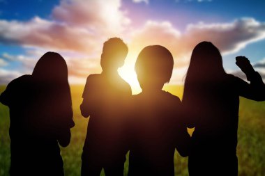 Gün batımında oynayan mülteci çocuk grubu. Evlatlık çocuk..