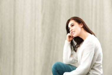 Gülümseyen ve poz veren genç bir kadın