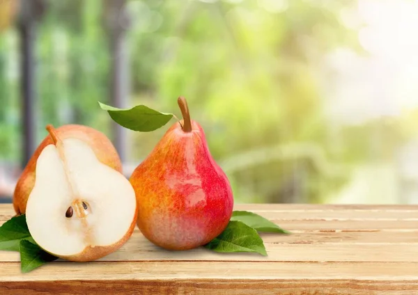 Frutto Fresco Mezzo Pera Matura Con Foglia Sulla Scrivania — Foto Stock