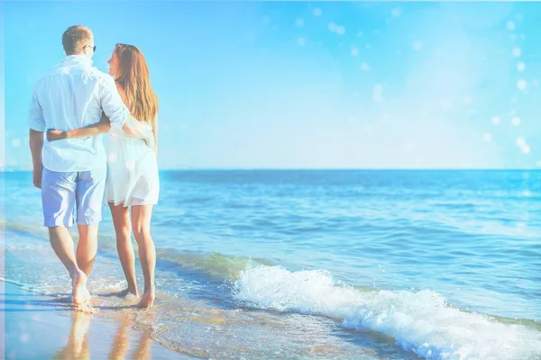 Urlauberpaar Spaziert Strand Zusammen Und Hält Sich Verliebt Umeinander Glücklich — Stockfoto