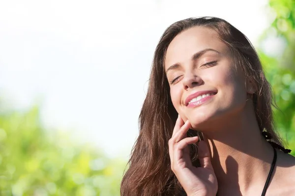 Calme Belle Jeune Femme Souriante Avec Queue Cheval Profiter Air — Photo