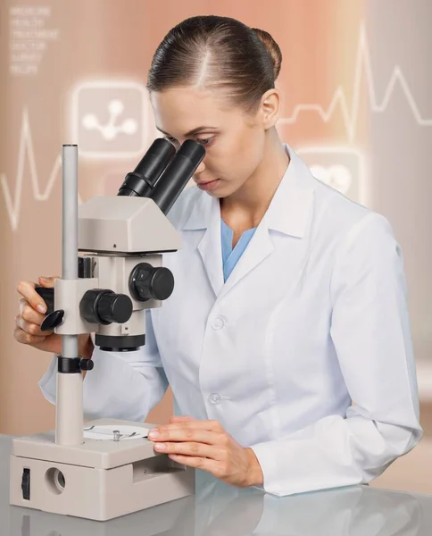 Medico Scienziato Donna Che Analizza Risultati Dei Test Utilizzando Microscopio — Foto Stock