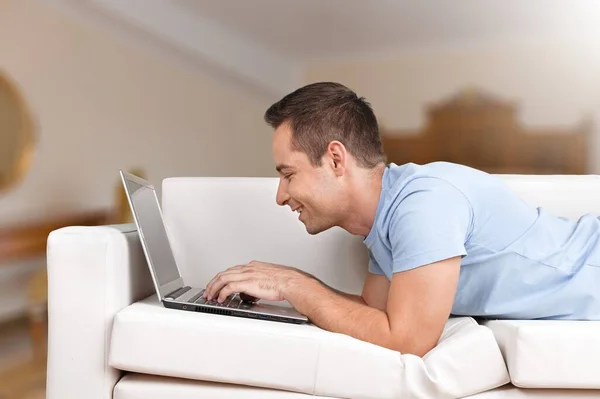 Sonriente Joven Adulto Freelance Hombre Negocios Utilizando Ordenador Portátil —  Fotos de Stock