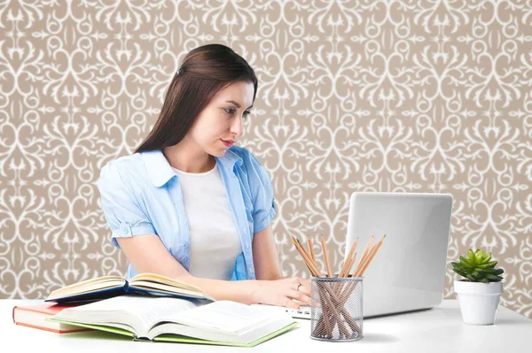 Jonge Succesvolle Secretaresse Werknemer Zakenvrouw Werken Aan Het Bureau Met — Stockfoto